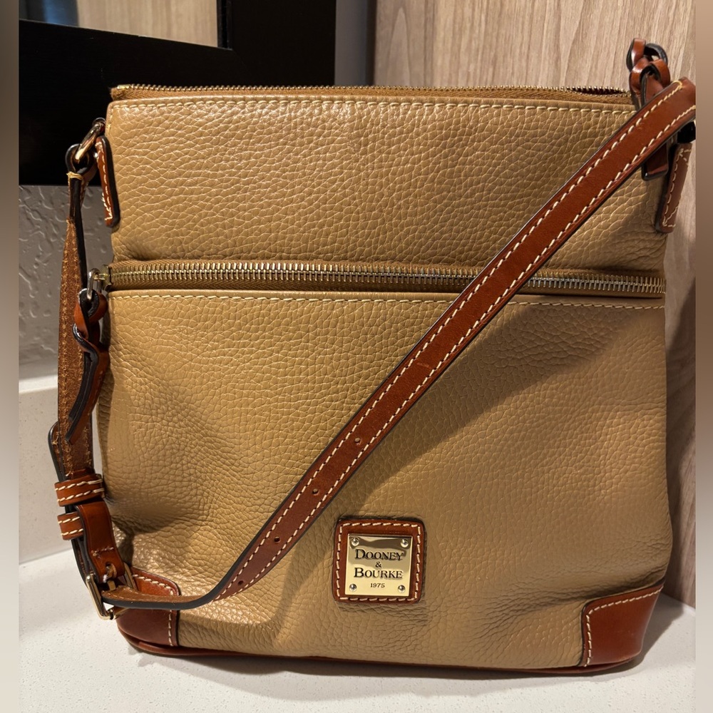 Dooney & Bourke tan crossbody bag